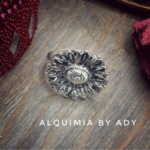 PINKY CHUNKY + Silver Floral Ring